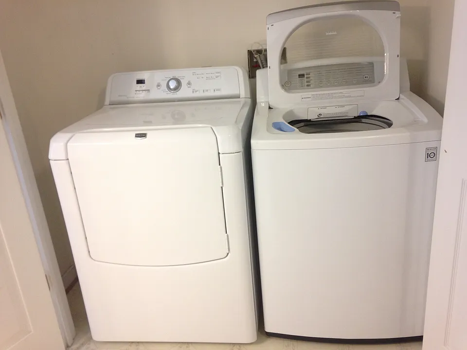 Washer and dryer stay