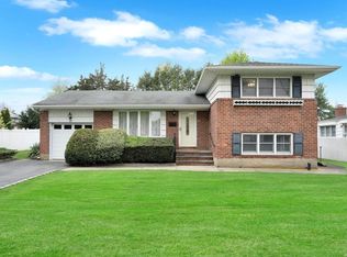 17 Richmond Pl, Commack, NY 11725