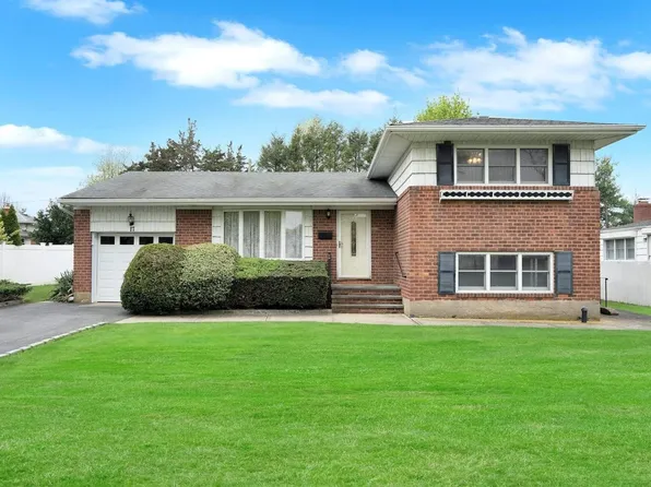 17 Richmond Place, Commack, NY 11725