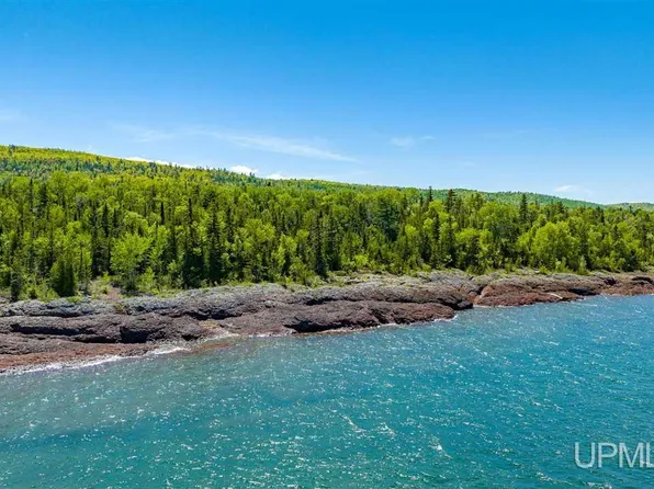 14 Harbor Coast Ln, Copper Harbor, MI 49918