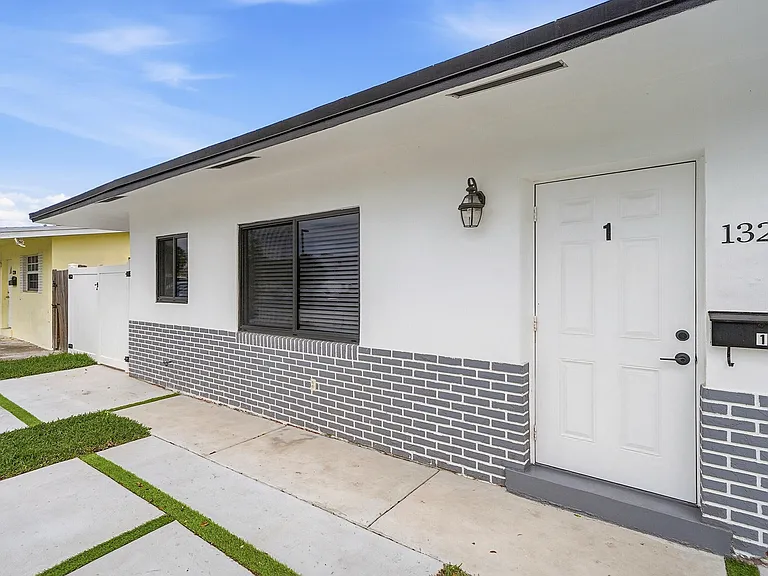 1320 SW 34th Ave #1 — Photo 3