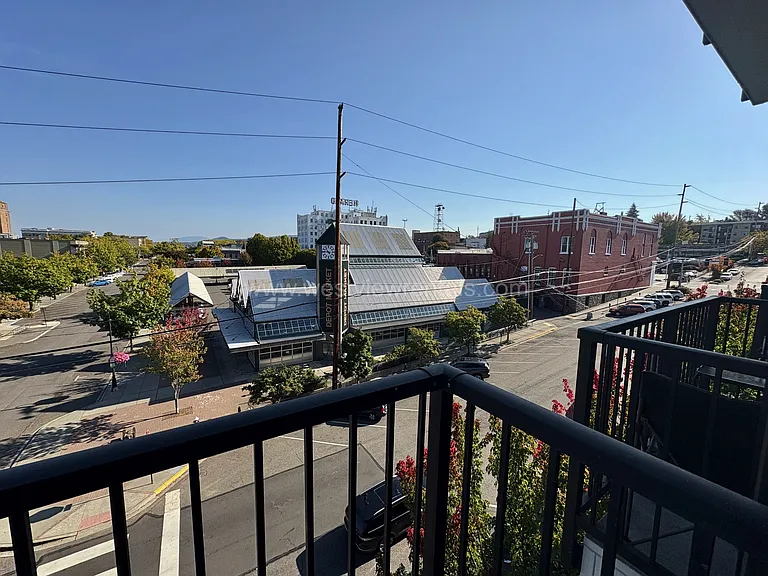 200 E Maple St — Photo 231