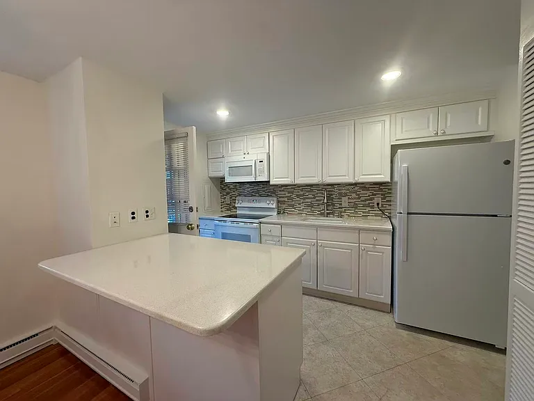 60 Lake St #I — Photo 3