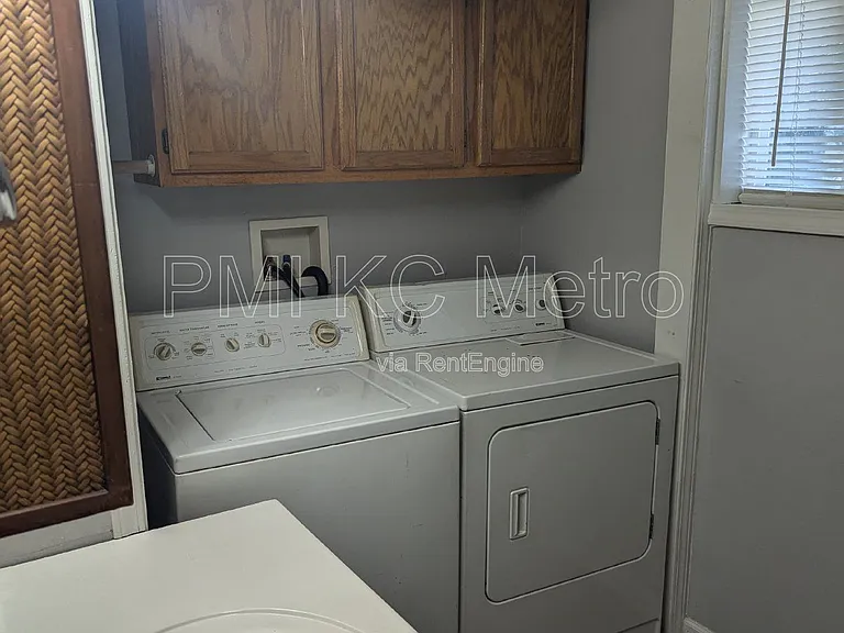 724 S Grand Ave — Photo 8