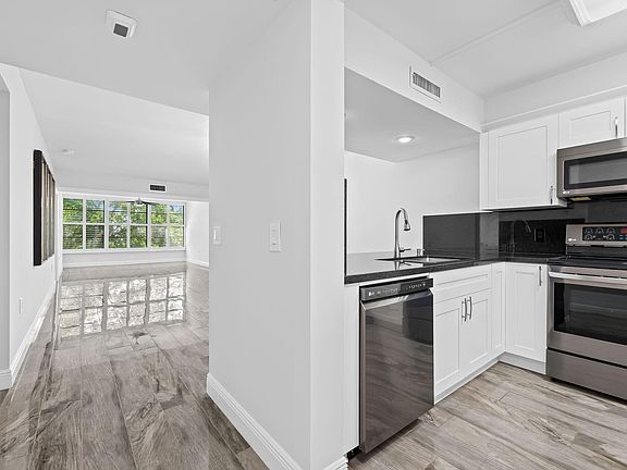 3rd image of 1502 Whitehall Drive #403