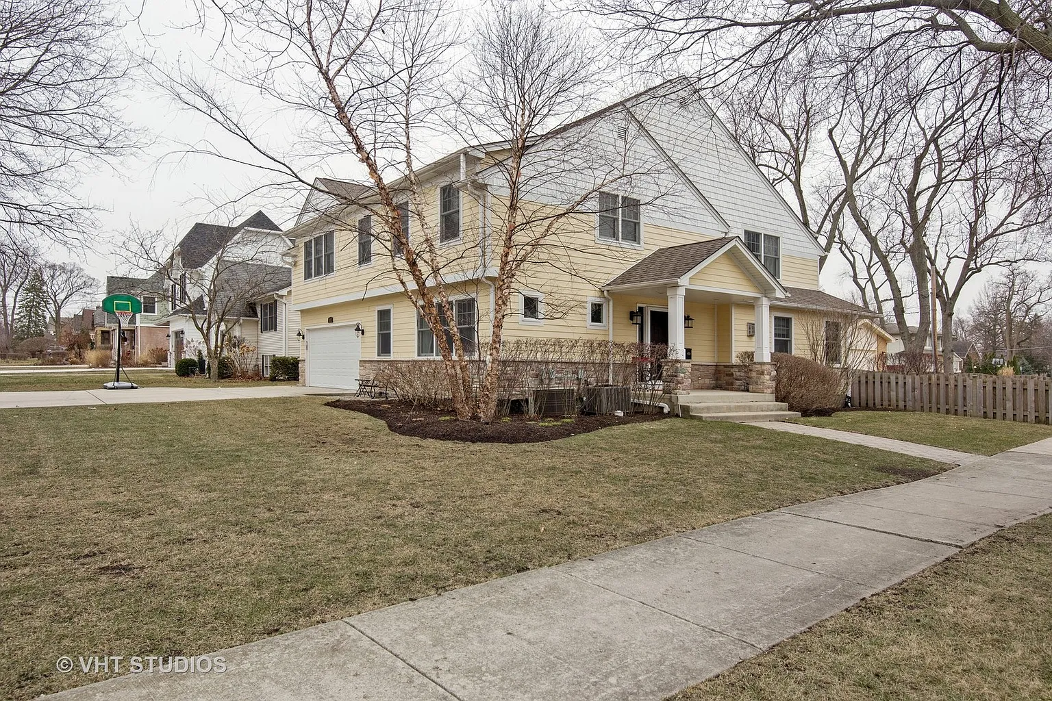 492 W Montrose Ave photo 1