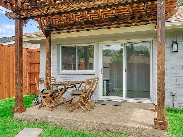 2412 Pebblebrook Trl — Photo 29