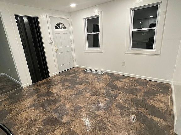4th image of 483 Maple St