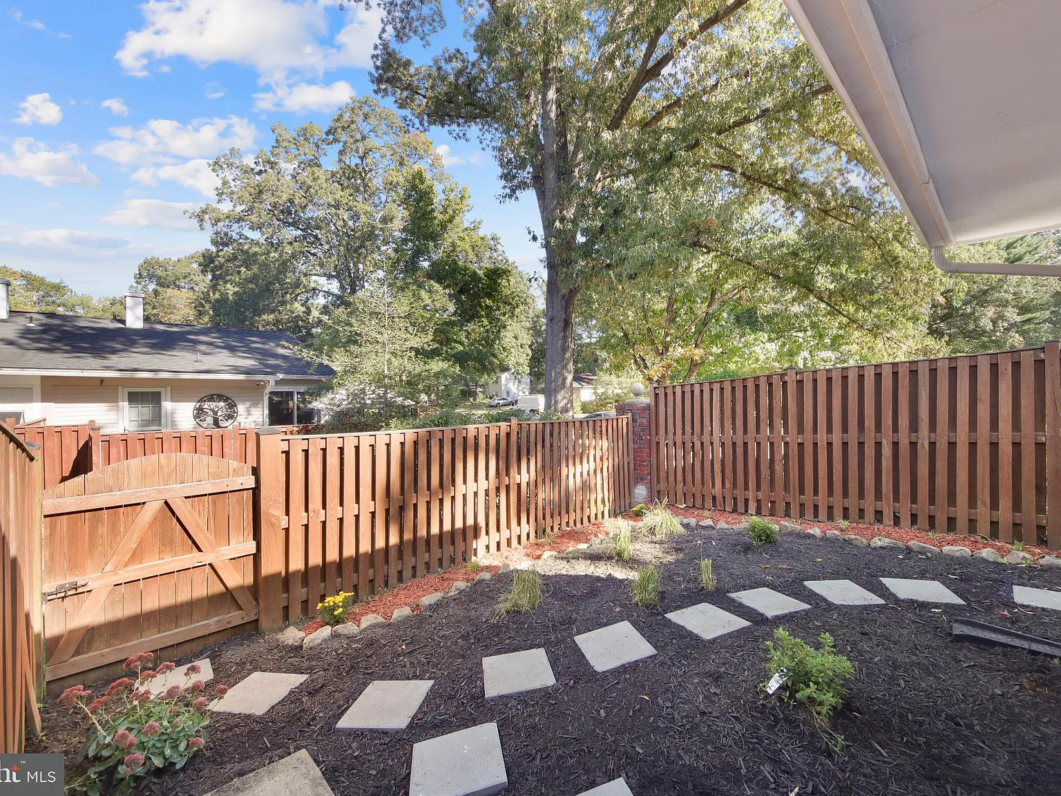 2 bed, 1.0 bath, 858 sqft, $2,300 — Photo 3