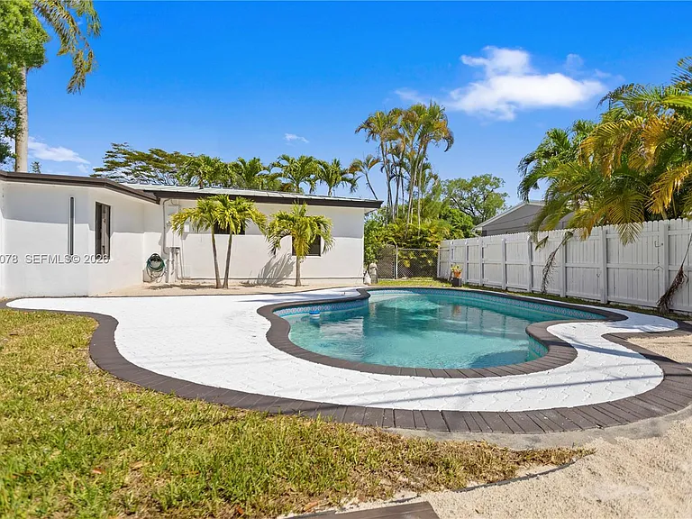1524 SW 32nd Ct — Photo 44