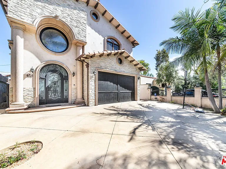 458 N Flores St — Photo 2