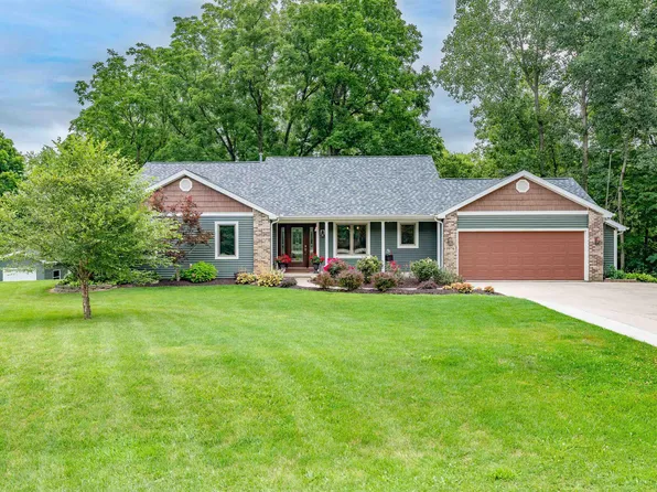 5970 N Woodcrest Dr, Churubusco, IN 46723