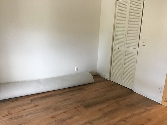 3rd image of 744 Lago Rd