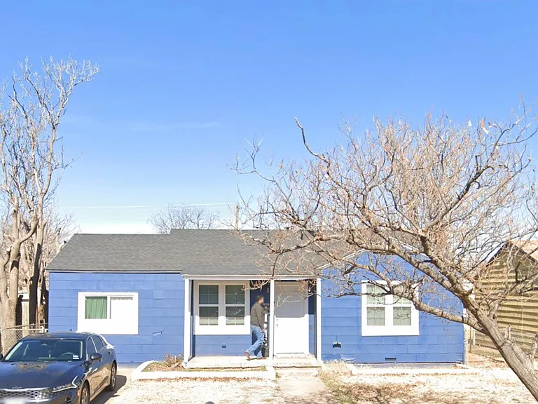 2912 2nd Pl — Photo 1