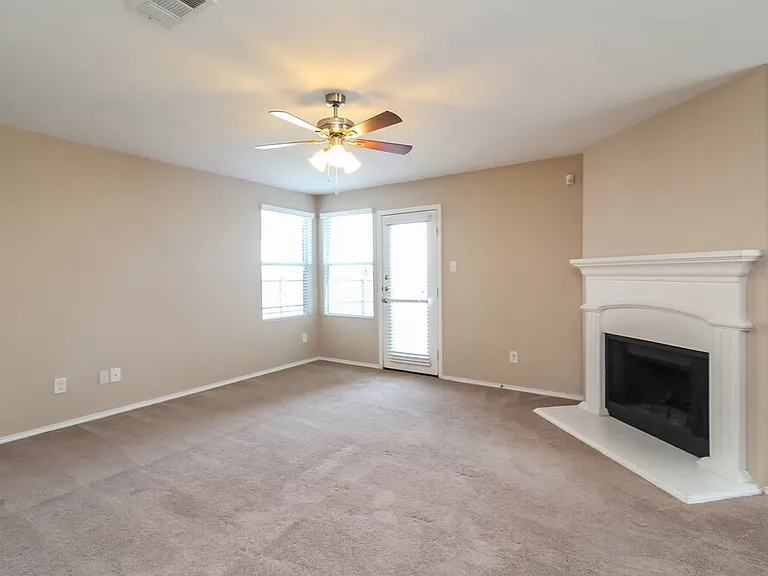 698 Austin Ln — Photo 4