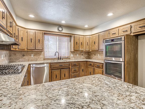 Lg Kit., Ga Stove, Dbl Oven