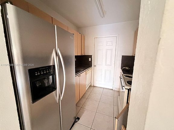 3rd image of 941 NE 169th St APT 120