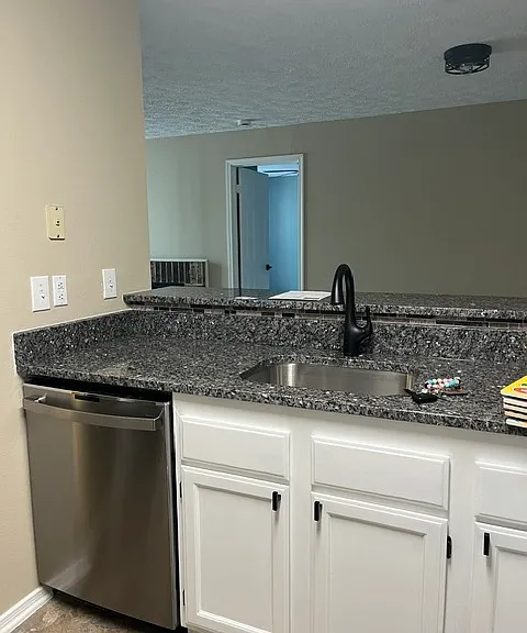 606 Squire Ln #G — Photo 12
