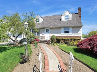 25 Yoakum Ave, Farmingdale, NY 11735