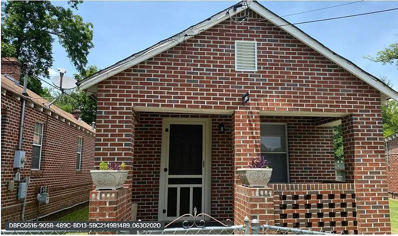 2831 Thomas St photo 1
