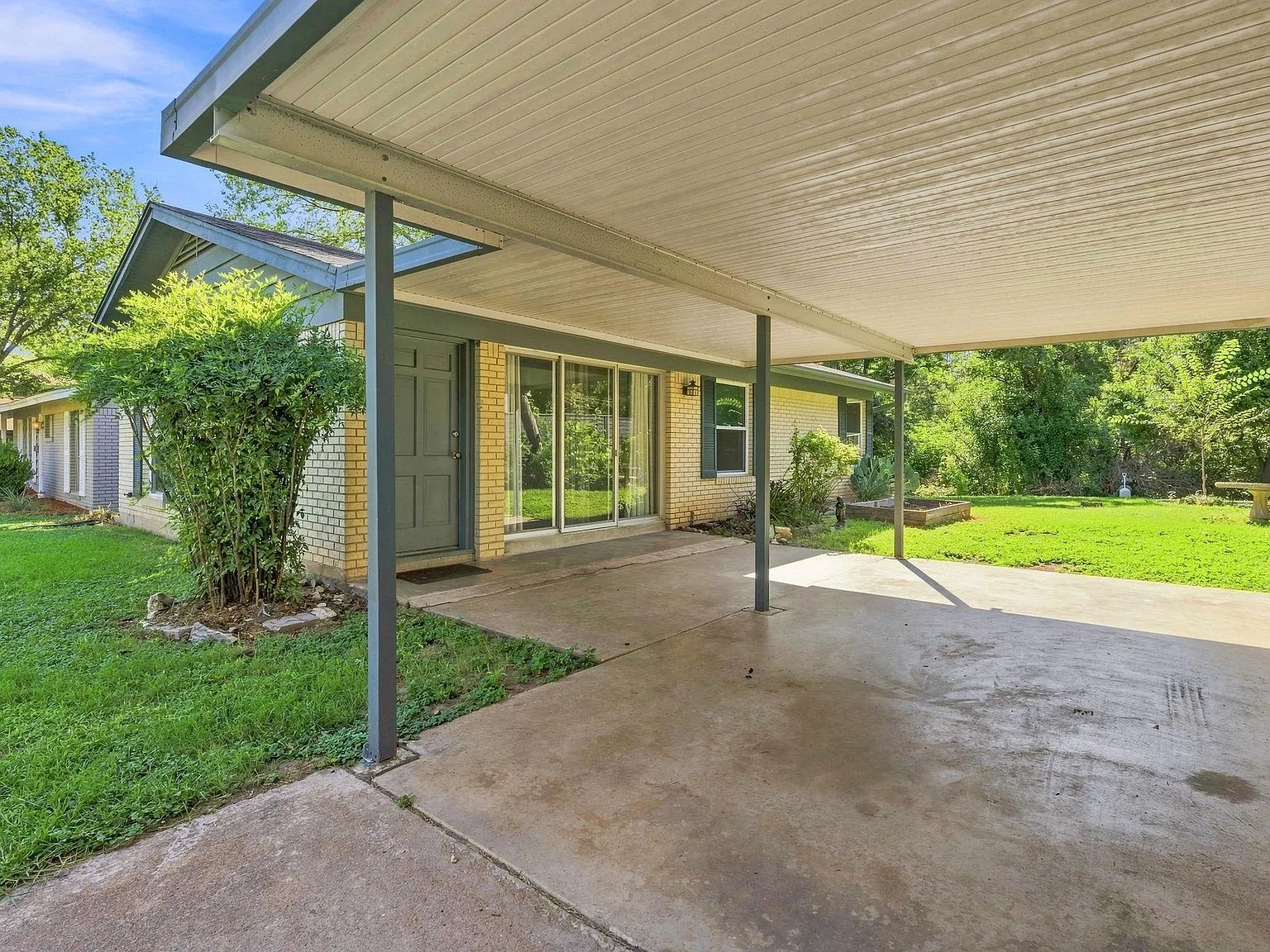 3 bed, 1.0 bath, 975 sqft, $2,150 — Photo 4