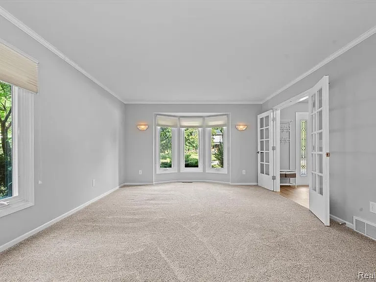 5476 Van Ness Dr — Photo 10