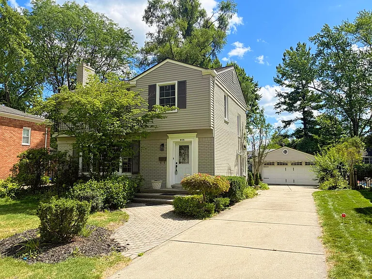 906 Putney St — Photo 41