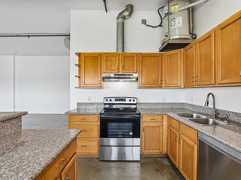 1725 W. 6th St — Photo 21