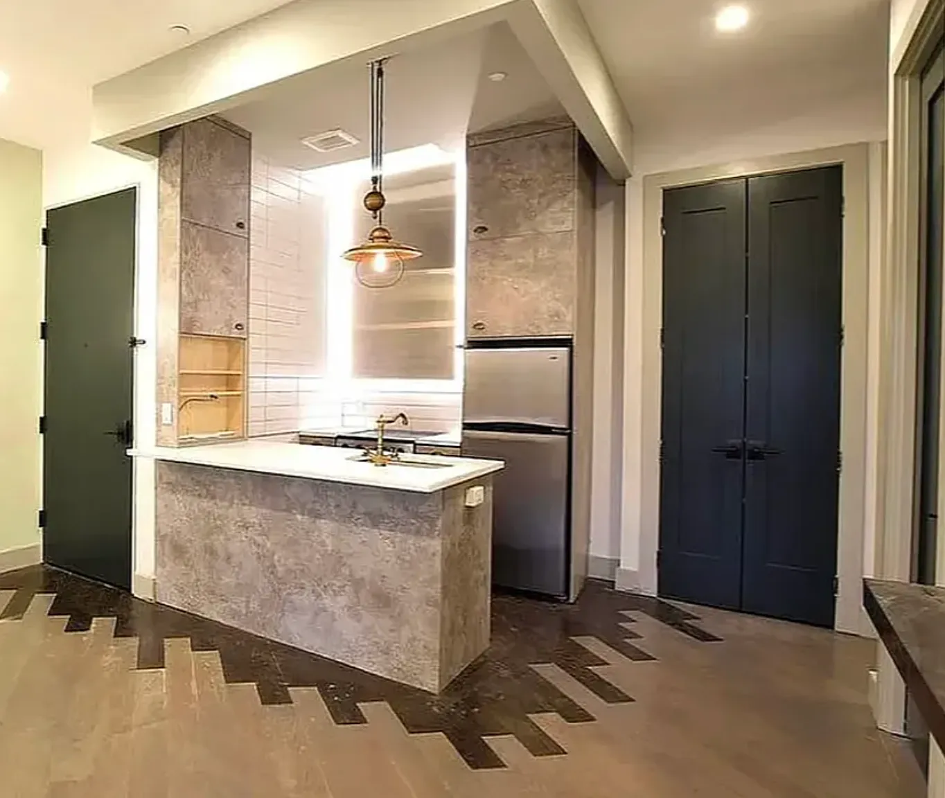 102 Scholes Street — Photo 1