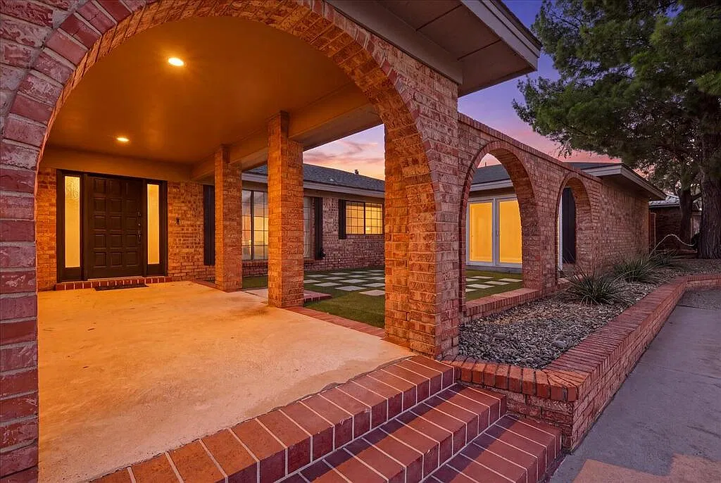 3 bed, 2.0 bath, 2534 sqft, $3,200 — Photo 2