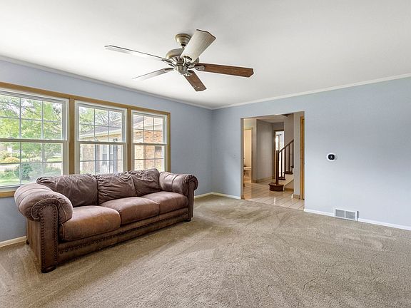 3rd image of 542 E Carpenter Dr