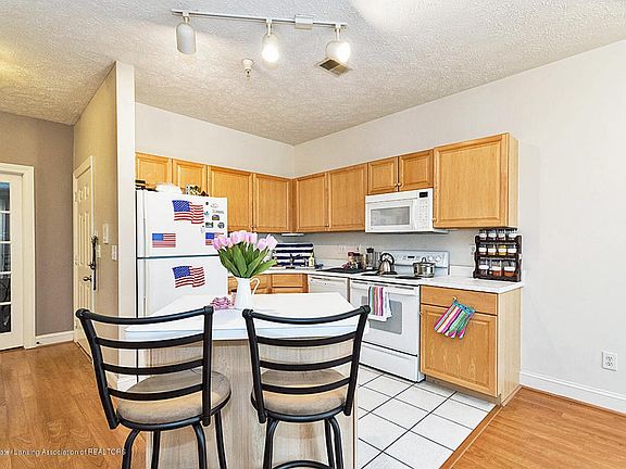 Kitchen/Bar Area
