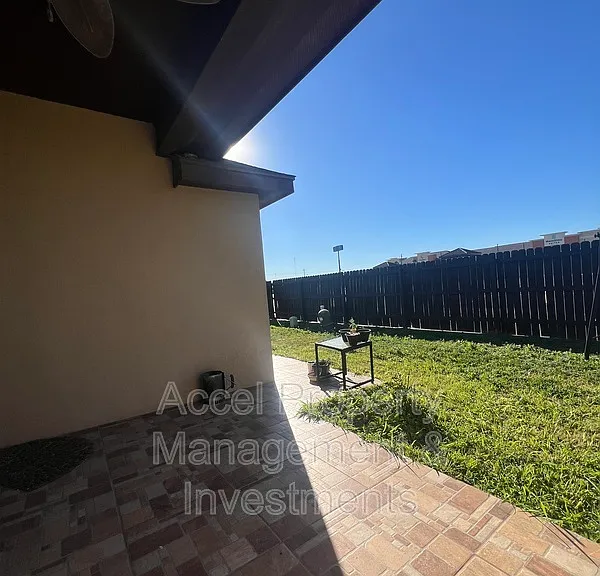 312 Kika De La Garza St — Photo 19
