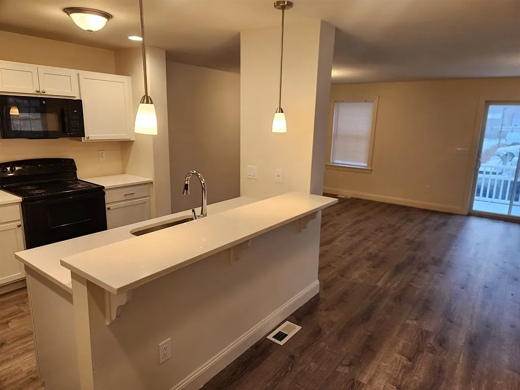 3 bed, 2.5 bath, 1456 sqft, $3,500 — Photo 3