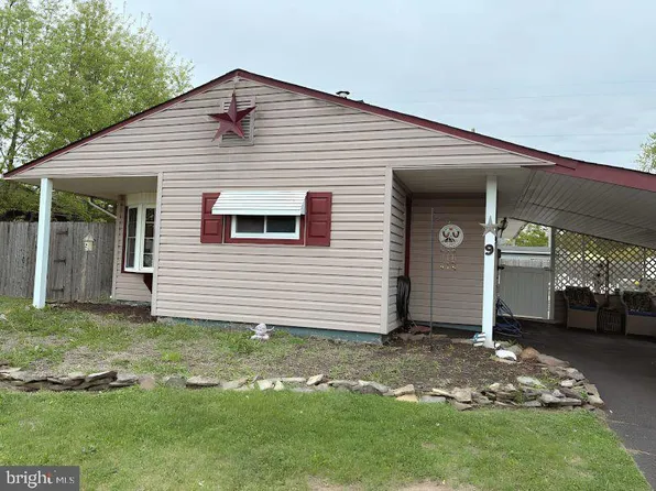 9 Disk Ln, Levittown, PA 19055
