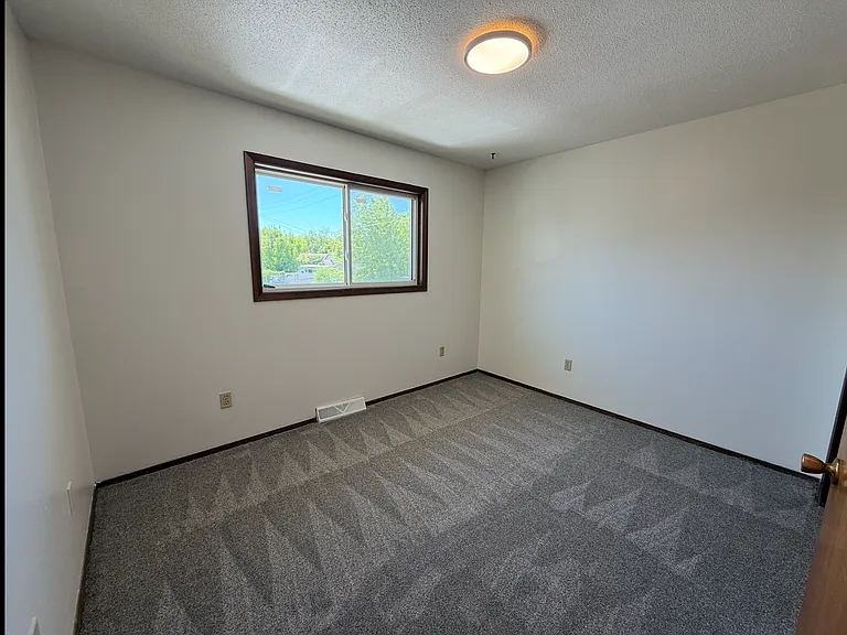 616 8th Ave NE #4 — Photo 8