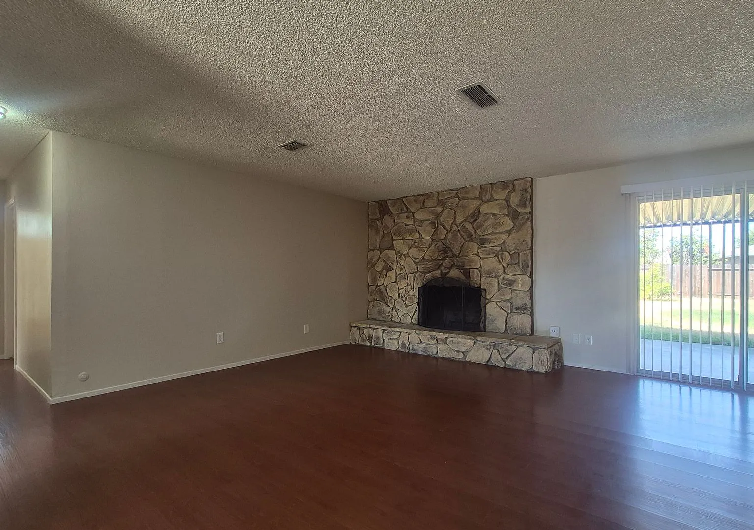Spacious Single Story 3BD 2BA Home, 2-Car Garage, Huge Backyard, Washer/Dryer Hook-Ups — Photo 2