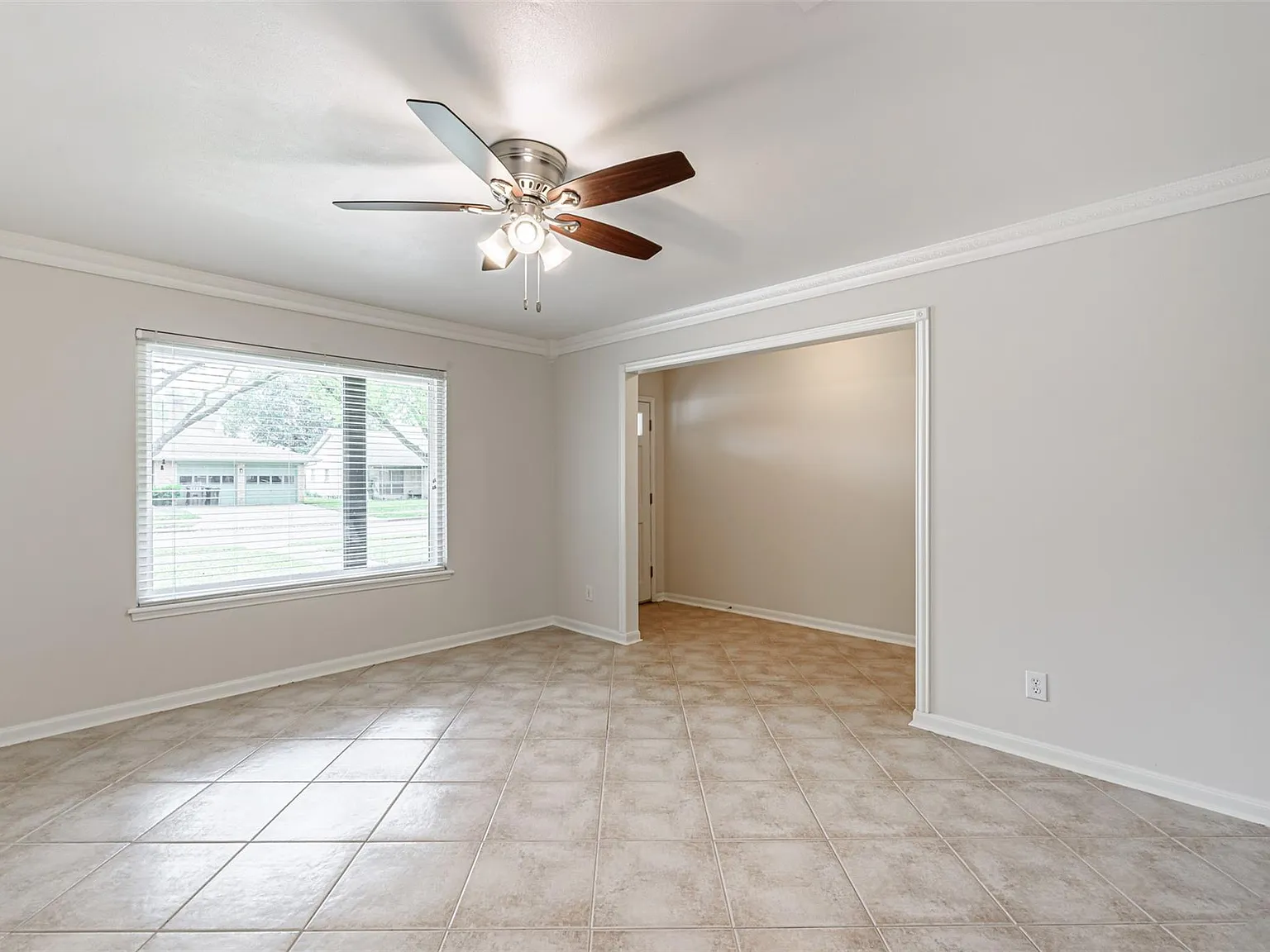 3 bed, 2.0 bath, 1843 sqft, $2,400 — Photo 4