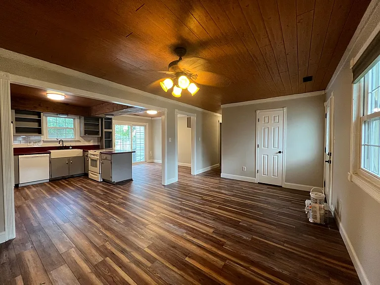 1008 Stillwood Ct — Photo 3