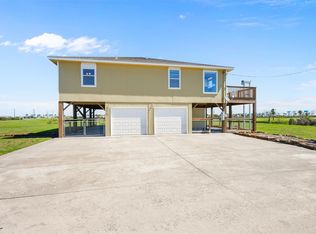 972 Rancho Carribe Dr, Crystal Beach, TX 77650