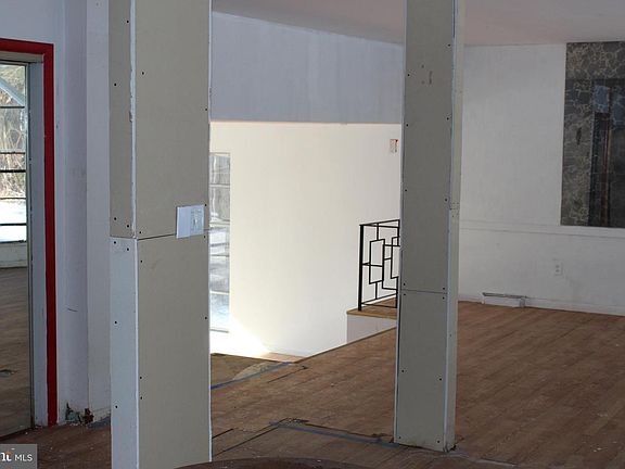 5th image of 1048 River Rd