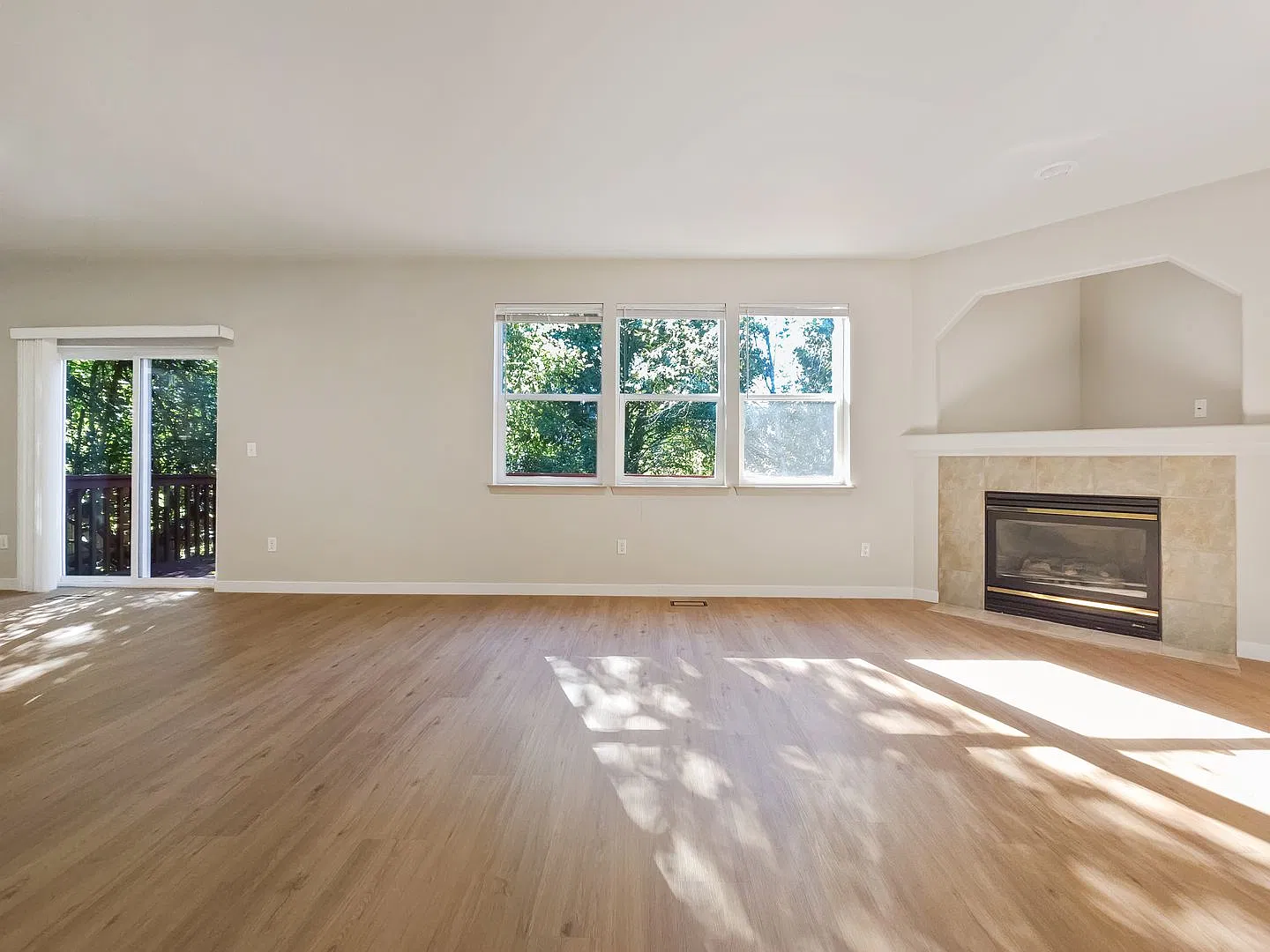 Bright 4 Bedroom Home in a FamilyFriendly Neighborhood — Photo 2