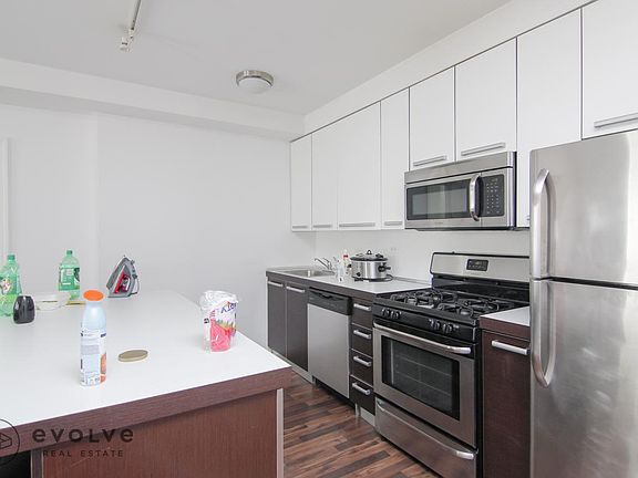2nd image of 1544 W Glenlake Ave APT 2B