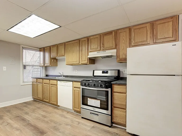 1805 Bolton St — Photo 24