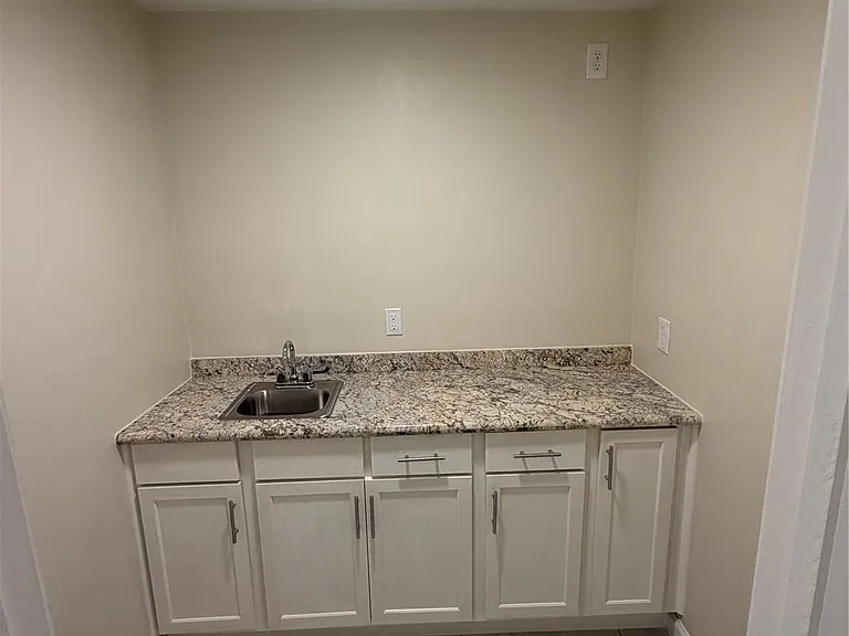 1100 Orchid St — Photo 6