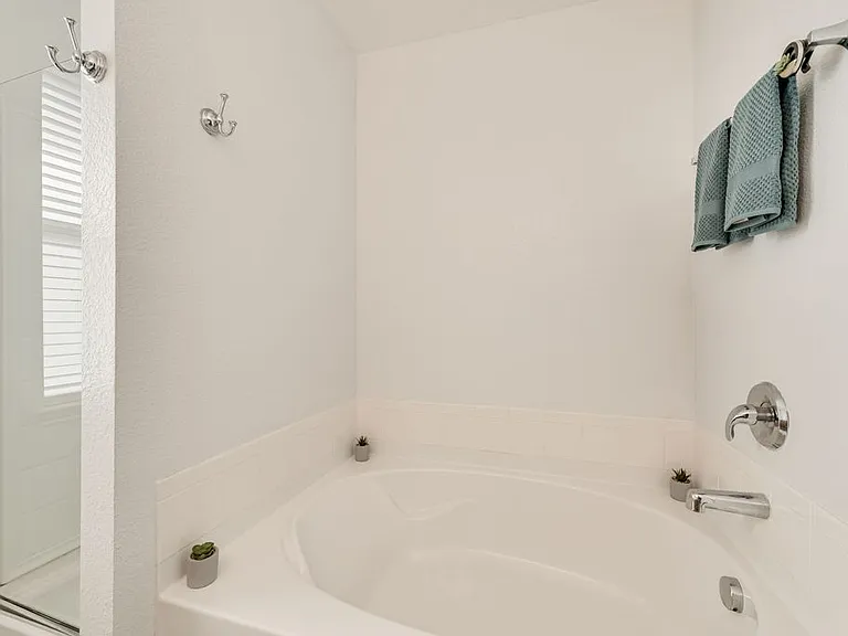 1004 Trickham Dr — Photo 27