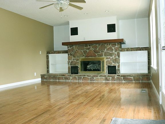 2nd image of 207 Meadowview Dr