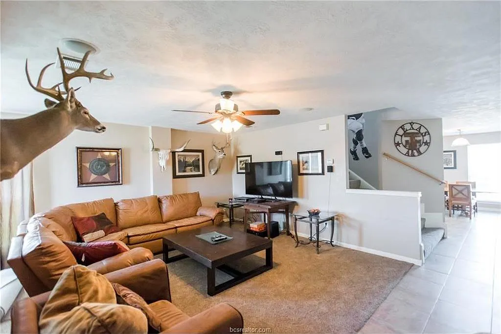 living room - 3807 Meadow View Dr
