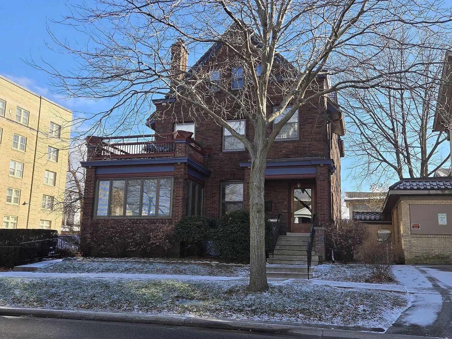 Furnished charming 2 Bedroom in Downtown Madison — Photo 1