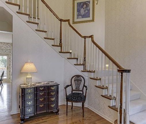 3rd image of 231 Wyndham Cir W